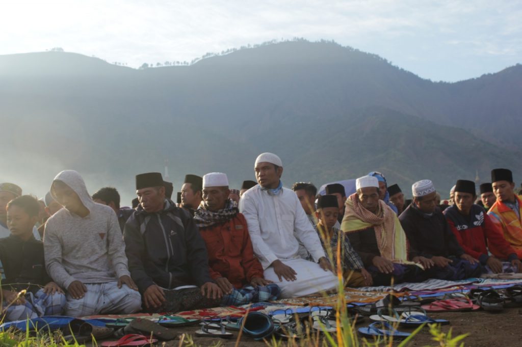 Suasana Shalat Idul Adha pada rabu (22/8) pagi di pengungsian Dusun Jorong, Kec. Sembalun Bumbung, Kabupaten Lombok Timur, begitu syahdu.