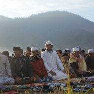 Suasana Shalat Idul Adha pada rabu (22/8) pagi di pengungsian Dusun Jorong, Kec. Sembalun Bumbung, Kabupaten Lombok Timur, begitu syahdu.