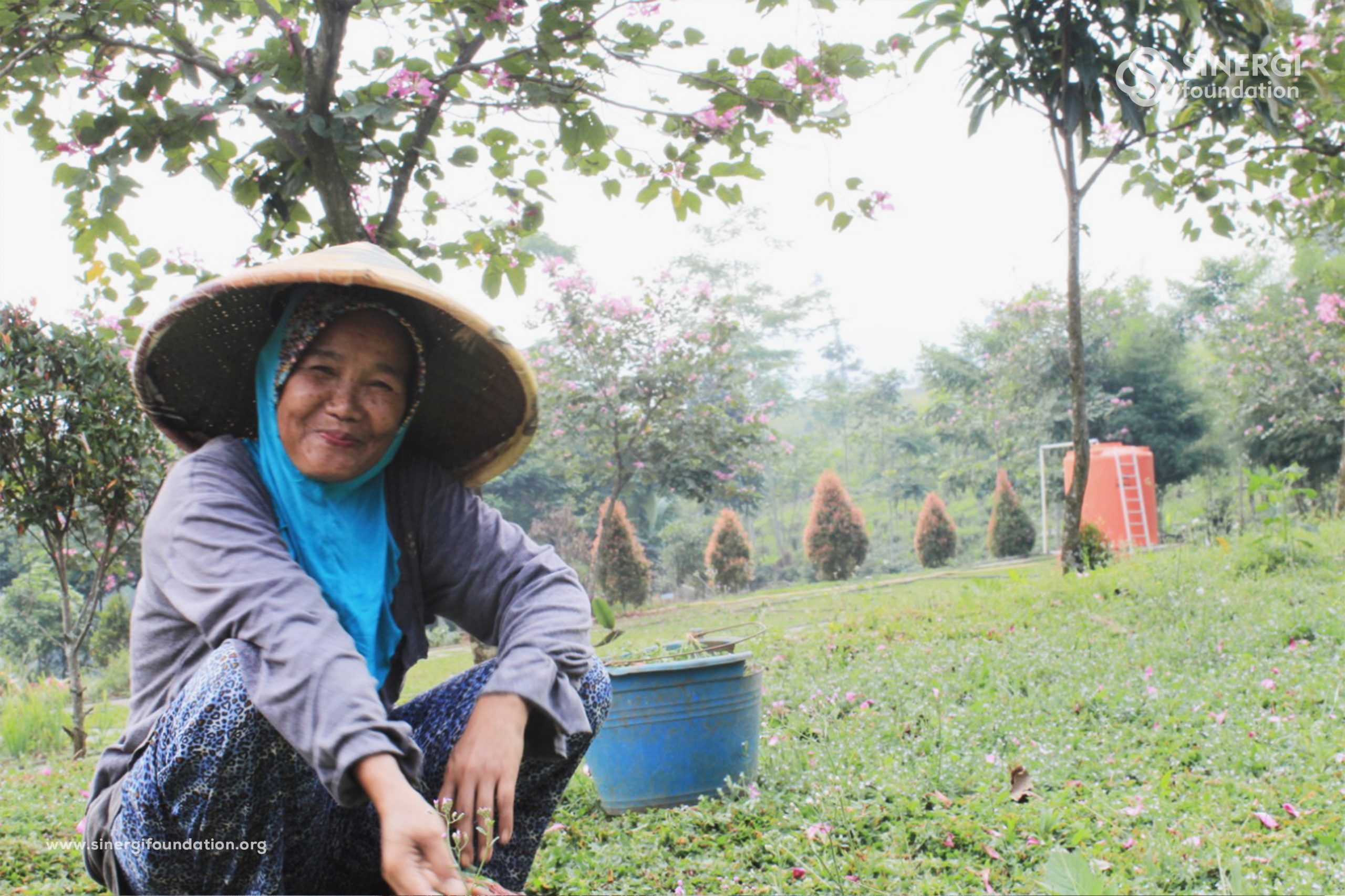 firdaus memorial park, pembersih makam