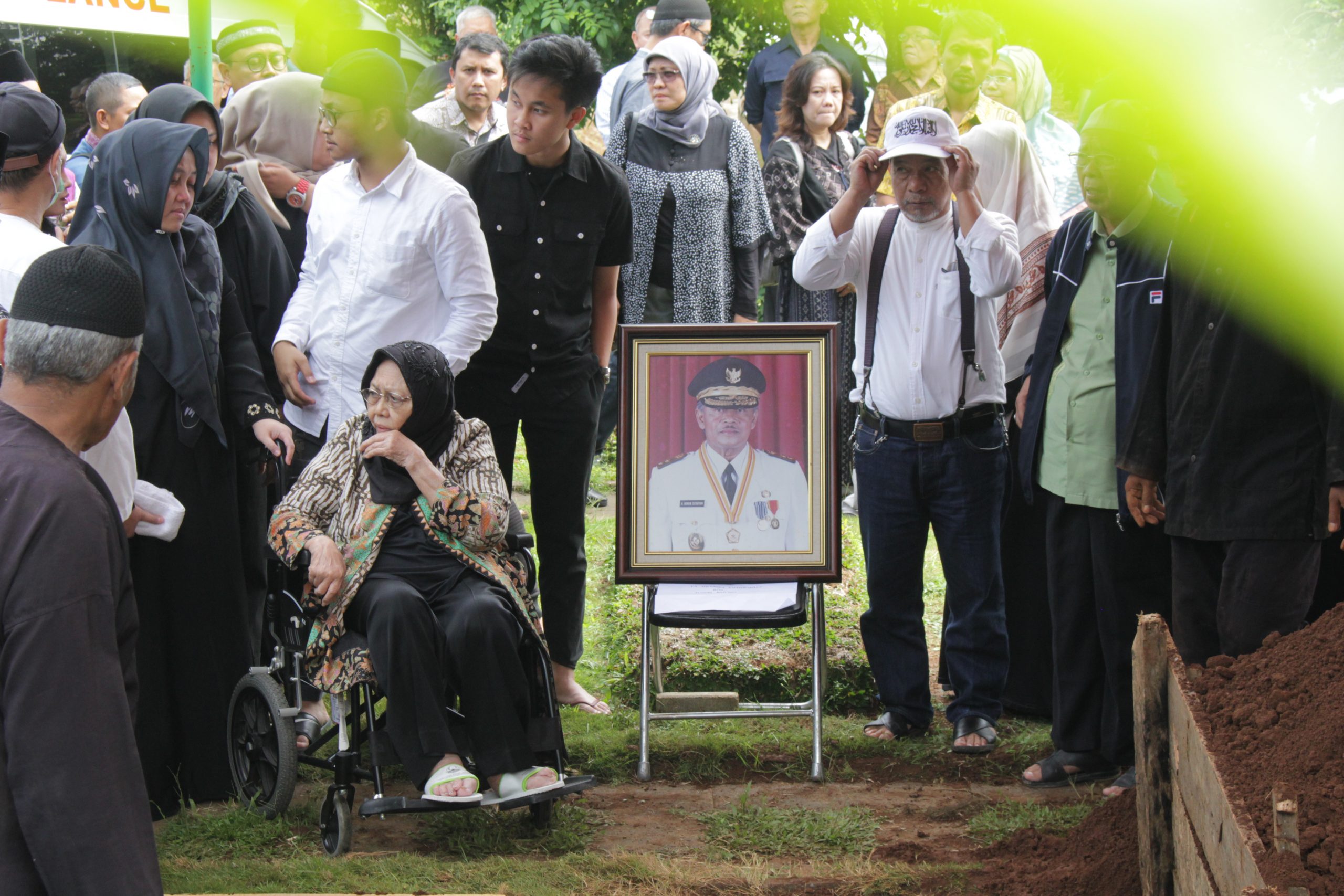firdaus memorial park, mantan wakil gubernur, ukman sutaryan