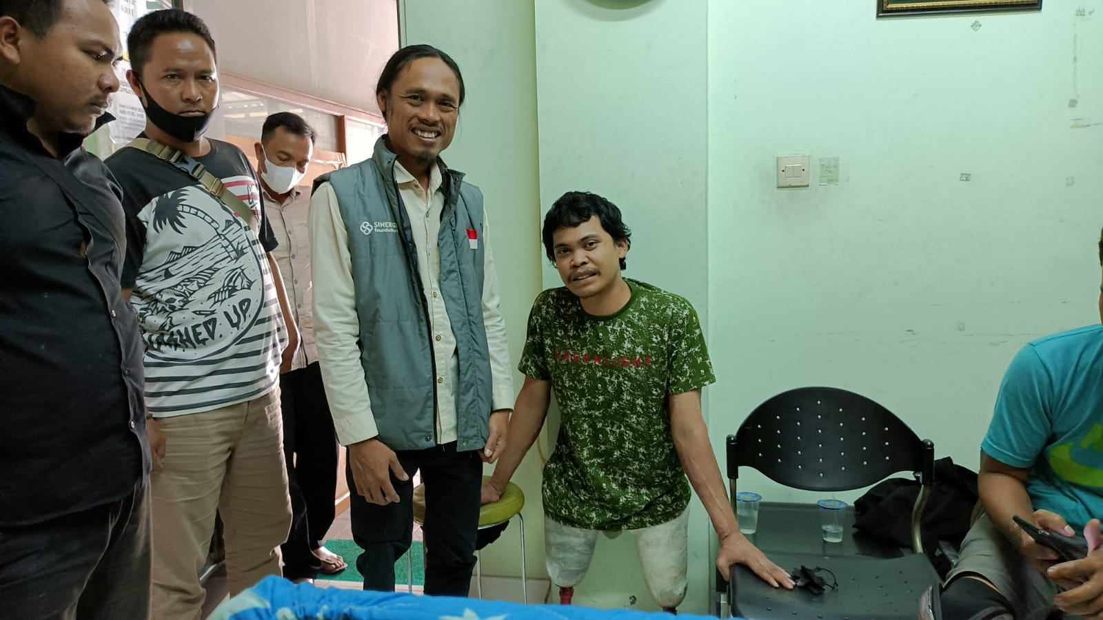 kaki palsu, bantuan