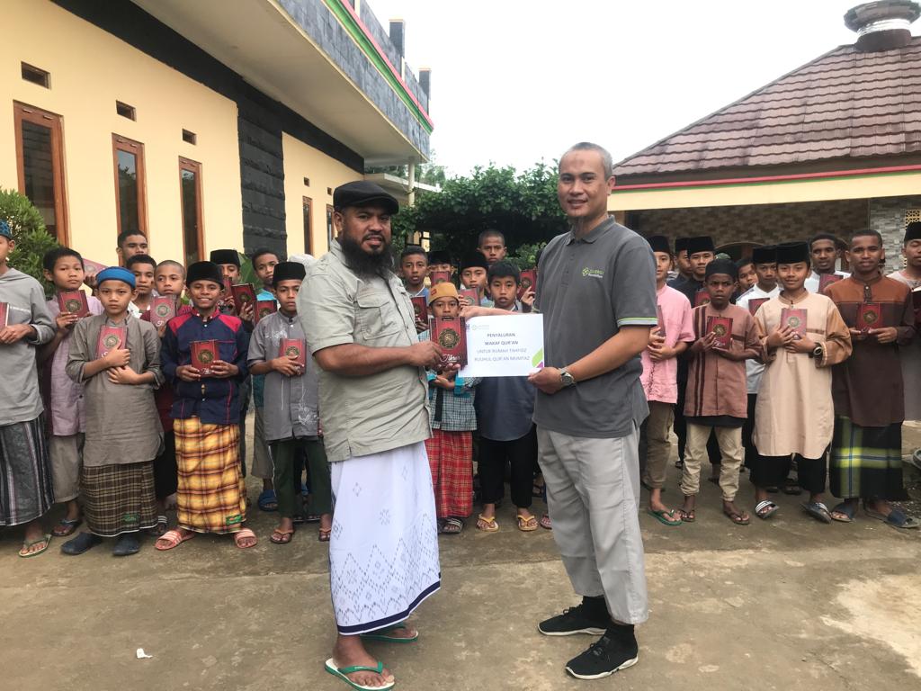 wakaf, al quran, penyaluran, santri, hafidz