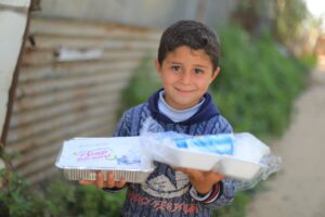 alasan membela palestina, palestina, israel, gaza, anak palestina menerima santapan berbuka dari donatur sinergi foundation