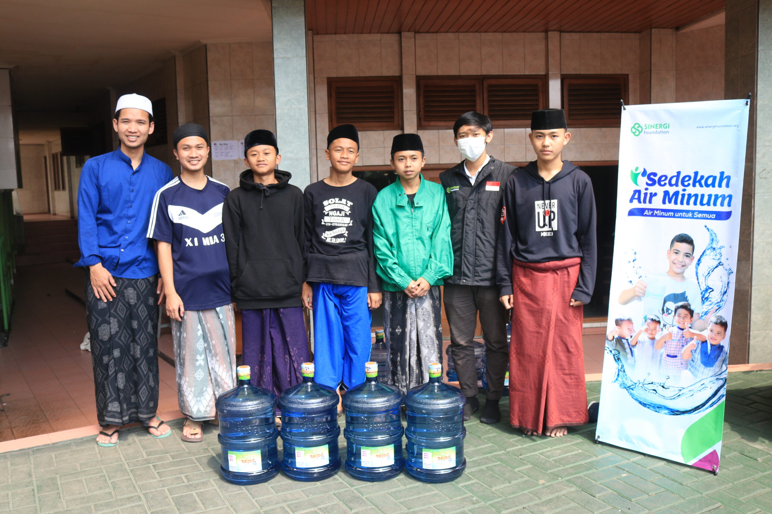 penyaluran sedekah air minum untuk pesantren al-barokah sarijadi bandung