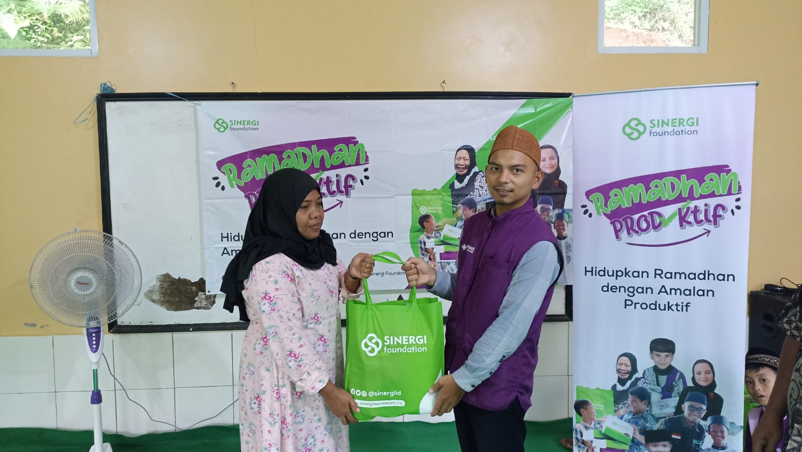 Ratusan Paket Ramadhan dibagikan Untuk Warga Kampung Ciawitali