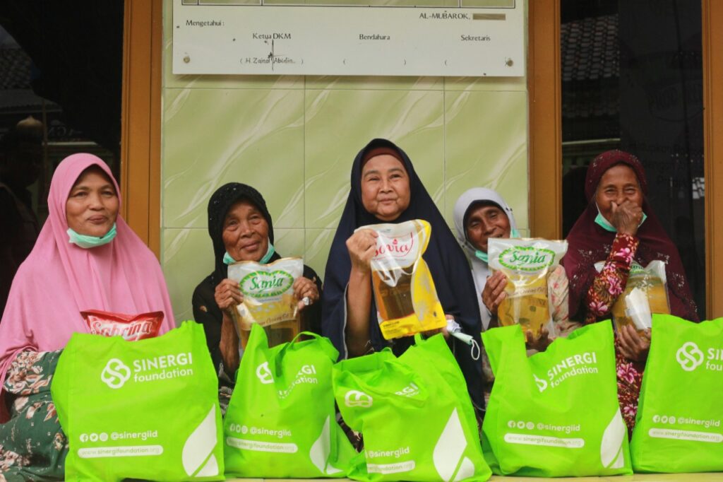 Lansia di Desa Cidugaleun Bahagia Menerima Paket Minyak Goreng