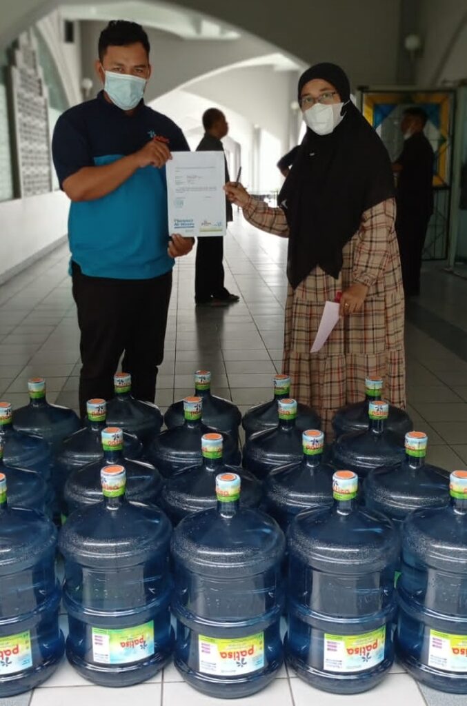 Sinergi Foundation Salurkan 20 Air Galon untuk Masjid Pusdai