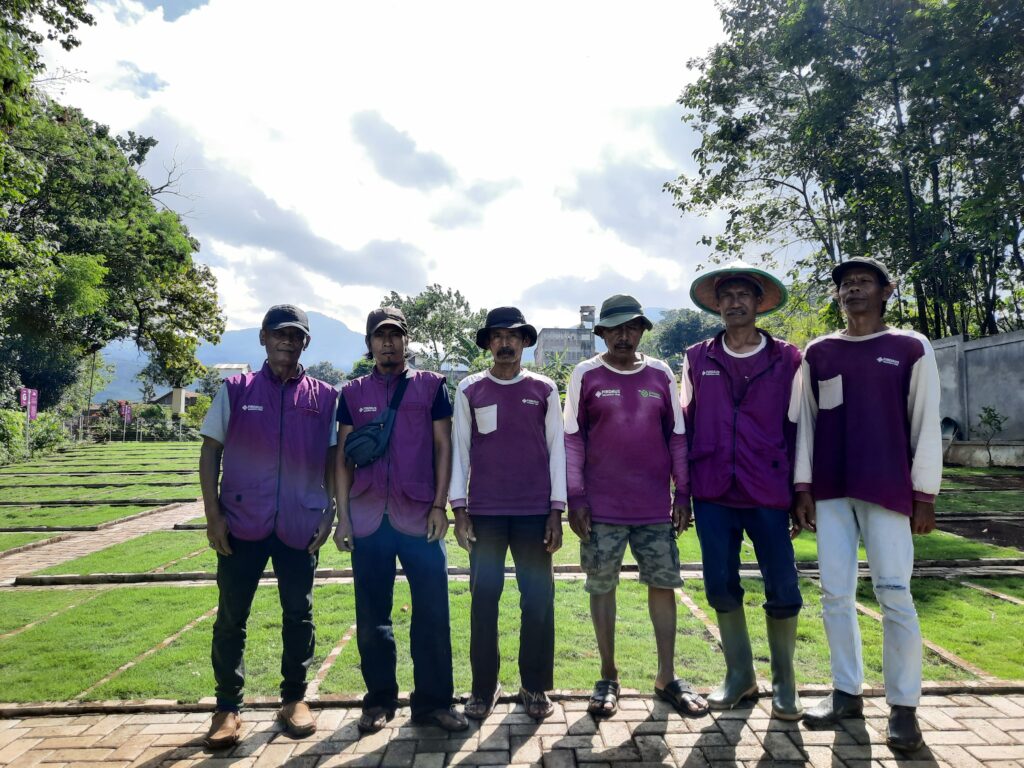 Wakafmu Juga Berdayakan Petugas Pemakaman Firdaus Memorial Park