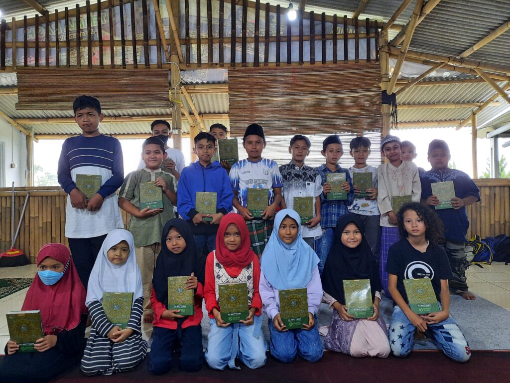 Bahagianya Para Santri TPA Iqro Terima Al-Quran Baru dari Donatur