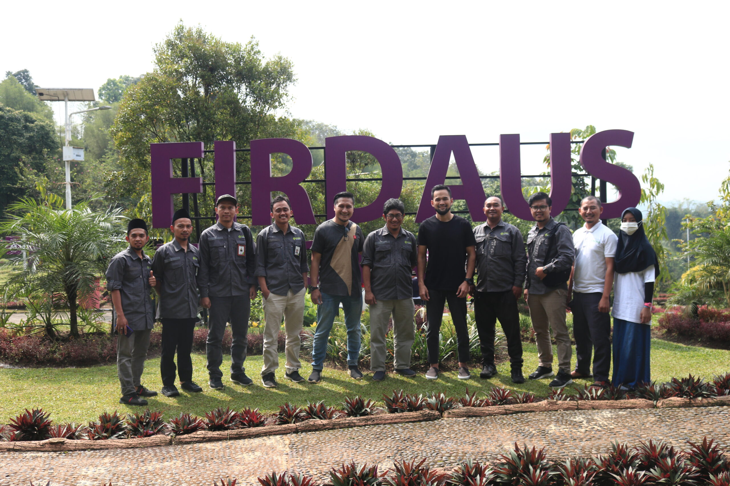 Teuku Wisnu dan Arie Untung Kunjungi Firdaus Memorial Park